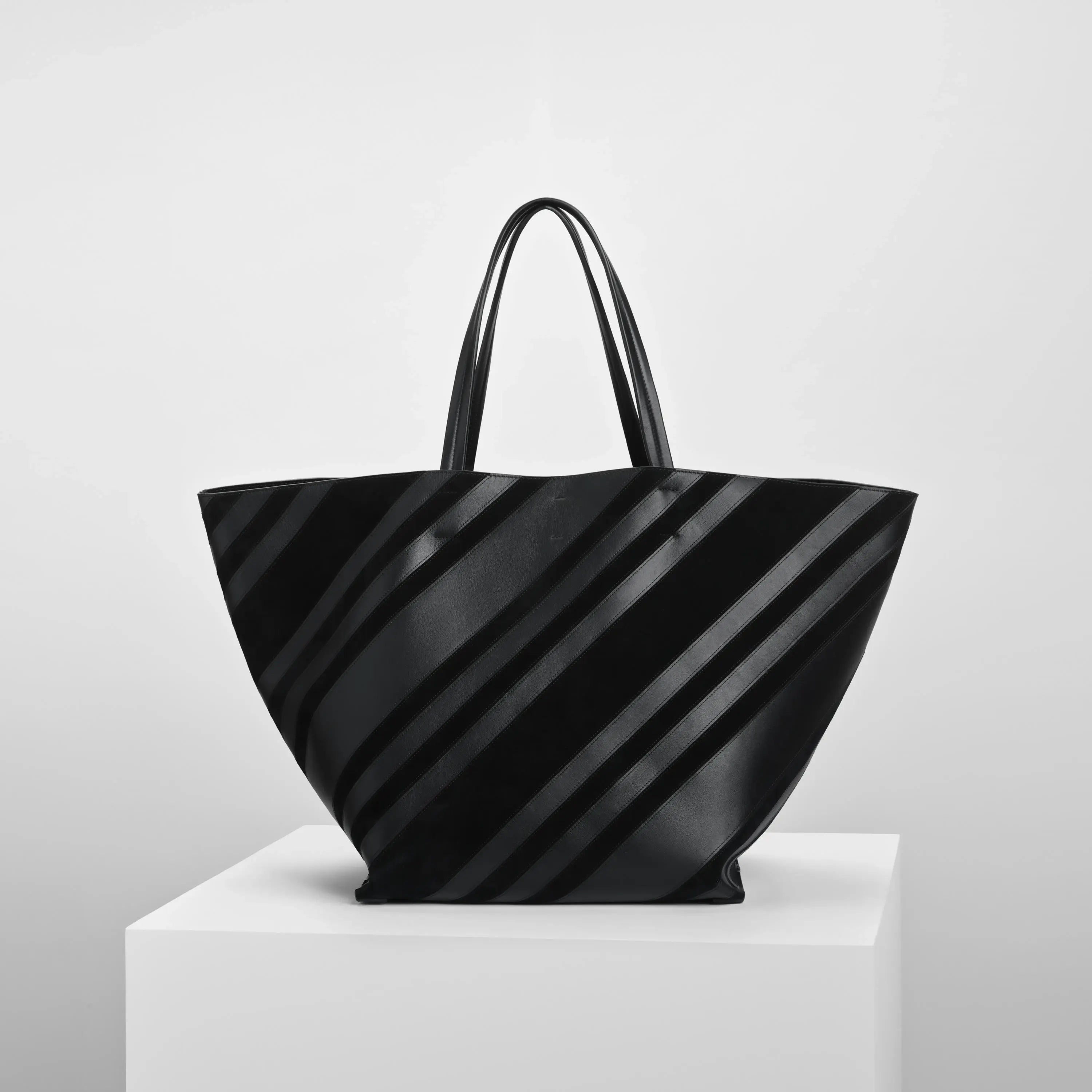 【黒が映える！】PHOEBE PHILO SMALL KIT CABAS ハンドバッグ PHOEBE PHILO | SMALL KIT CABAS | BLACK LEATHER WITH SILVER