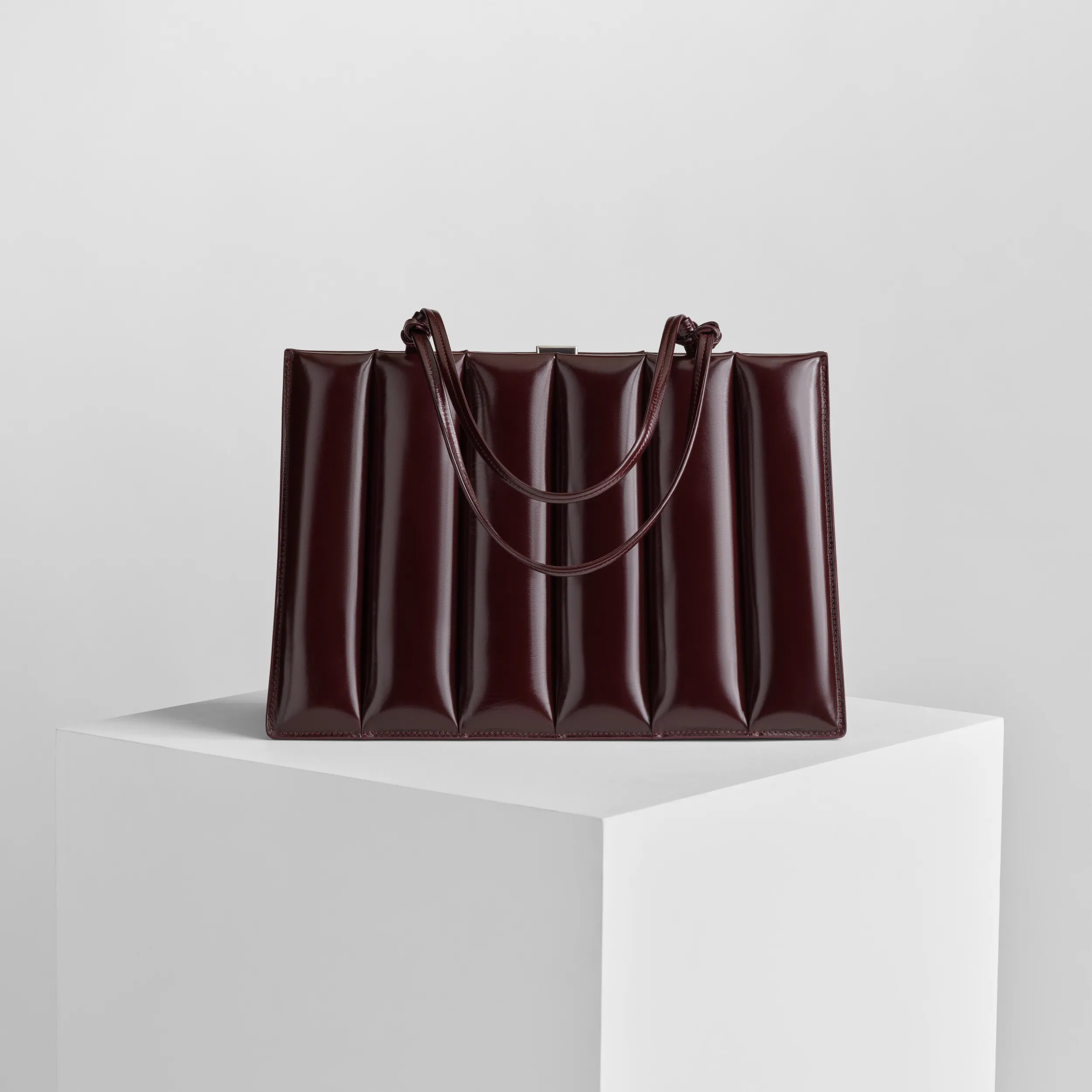Les six “TAXED dyed leather bag” I'd like to dye this leather bag black. What would be the