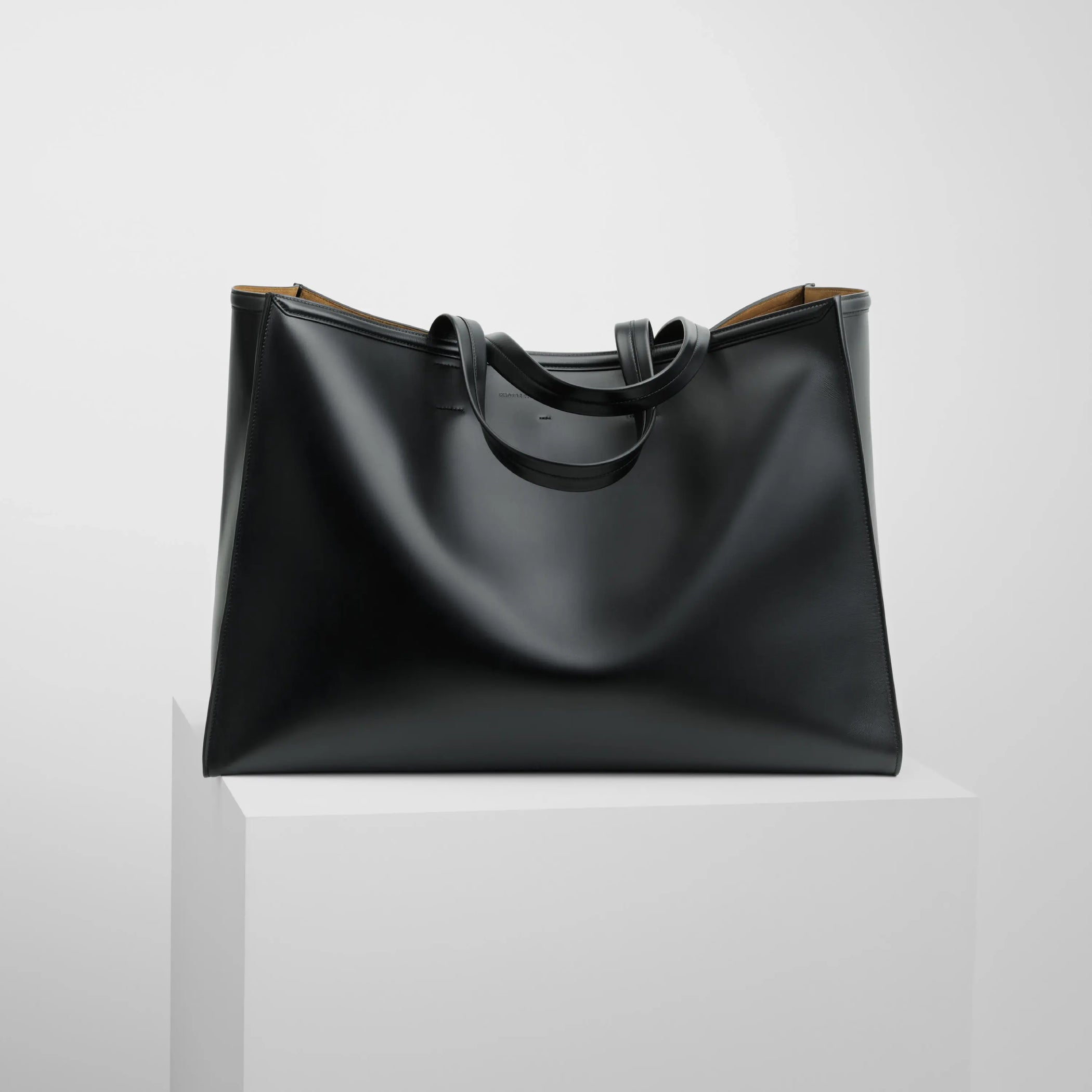 Front view of xl cabas in black leather with silver