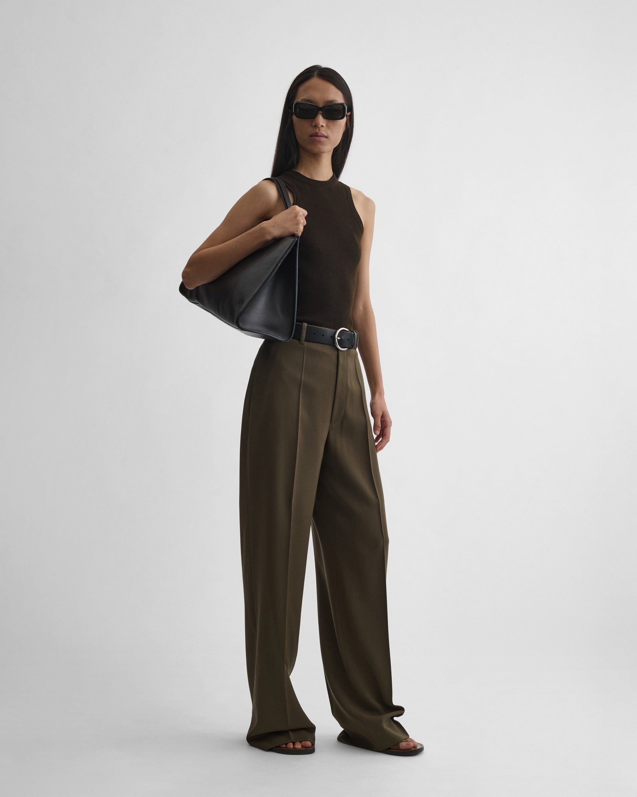 Front view of model wearing MEDIUM KIT CABAS BAG in black leather