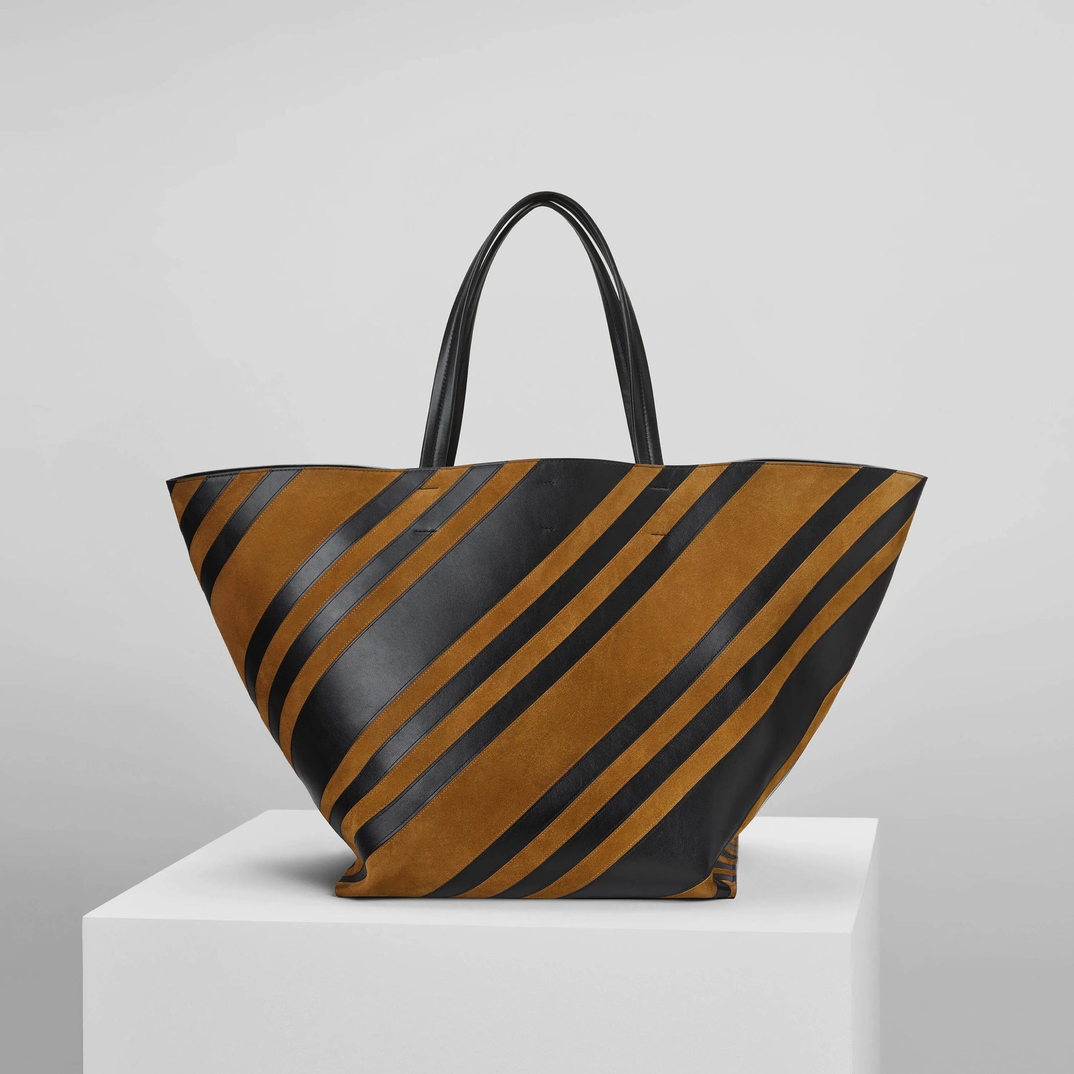 【PHOEBE PHILO】Basket Cabas ストライプ トートバッグ PHOEBE PHILO | BASKET CABAS | BLACK LEATHER AND TOFFEE SUEDE