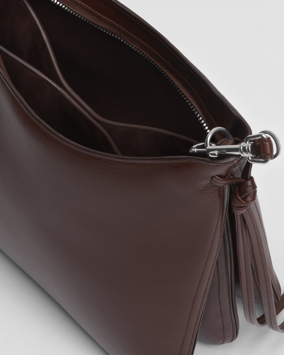 Detail view of GIG BAG in cognac leather