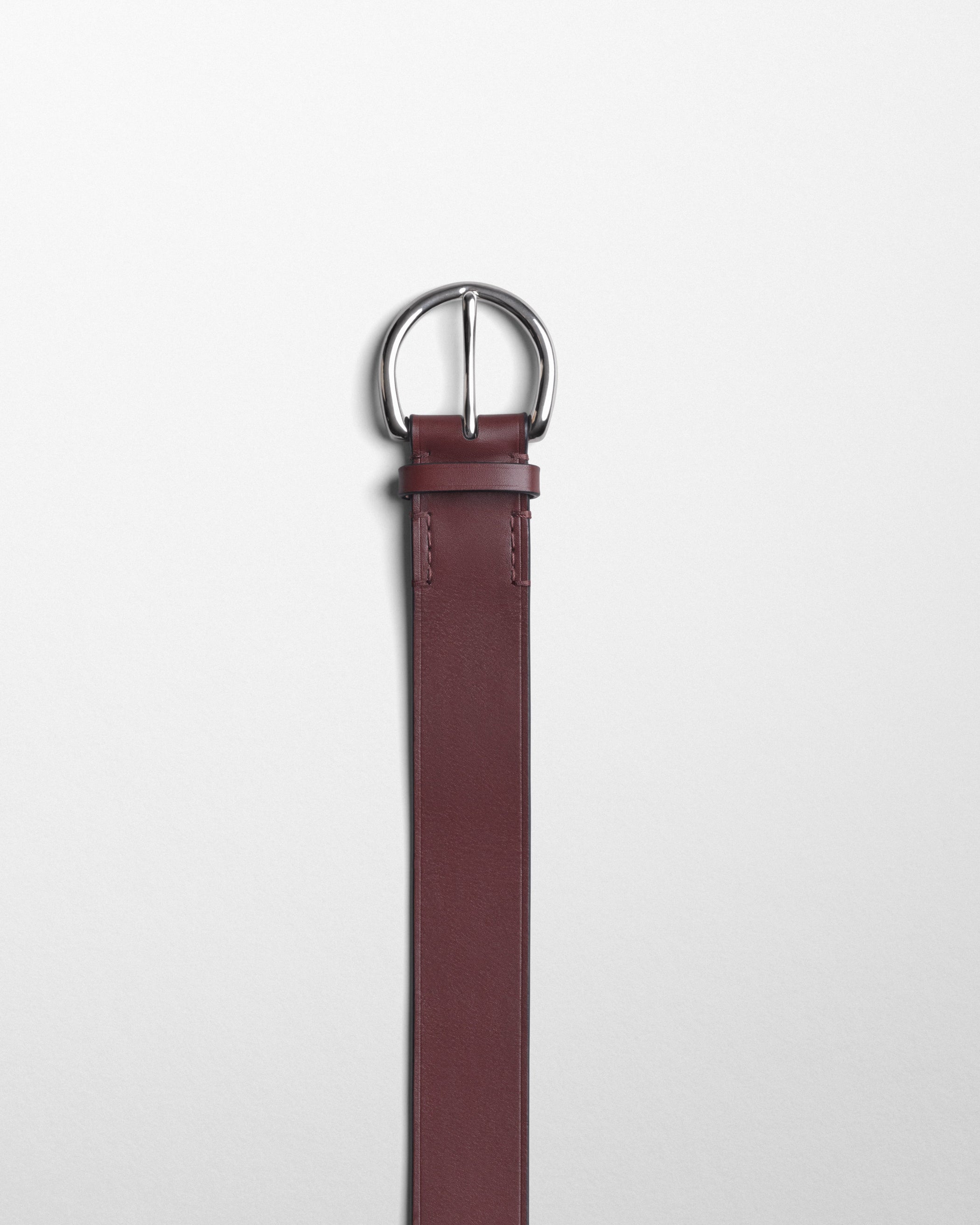 Detail view of ROUND BUCKLE BELT 40MM in cognac leather with silver