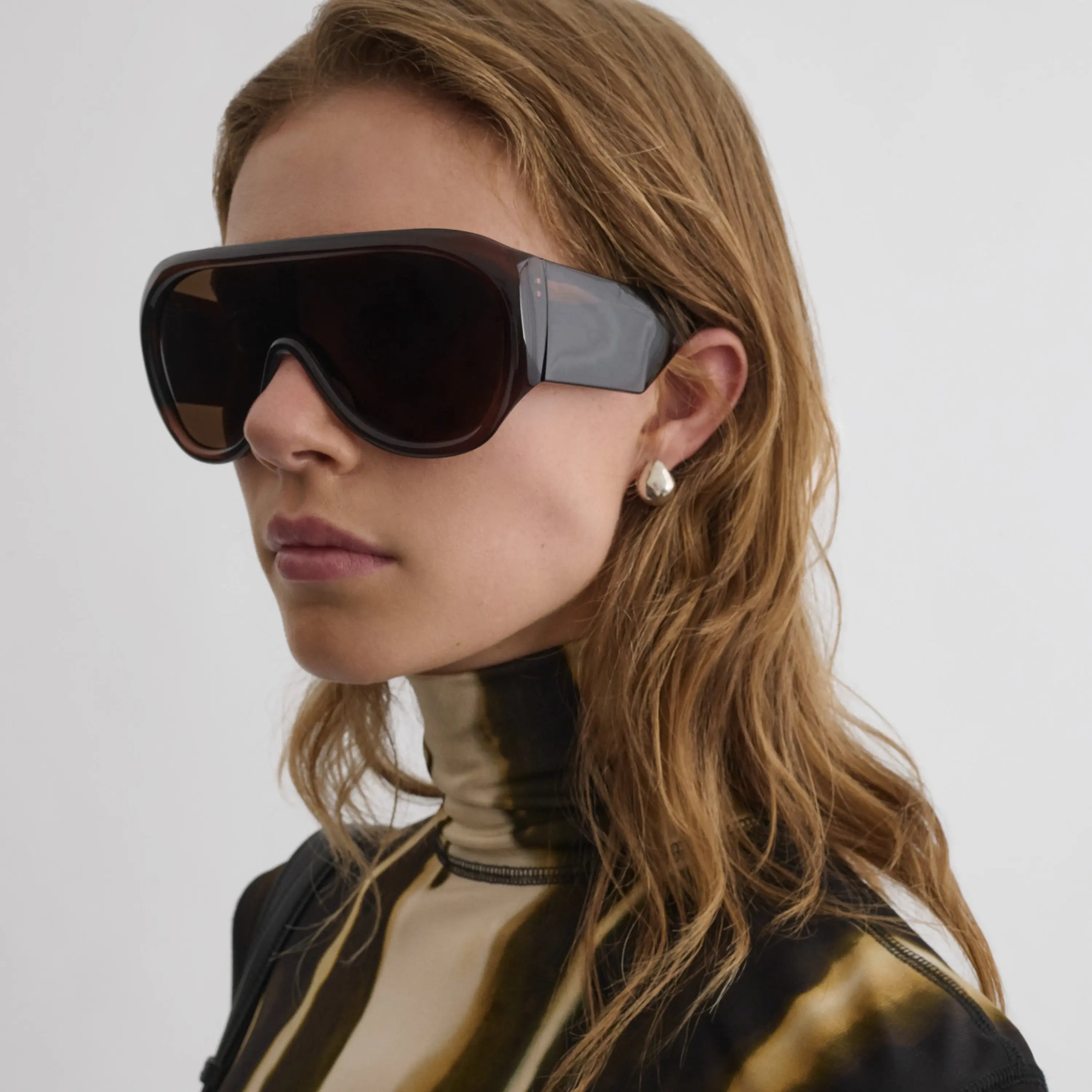 PHOEBE PHILO バンブーサングラス ダークブラウン PHOEBE PHILO | BOMBÉ OVERSIZE FRAME SUNGLASSES | BROWN ACETATE