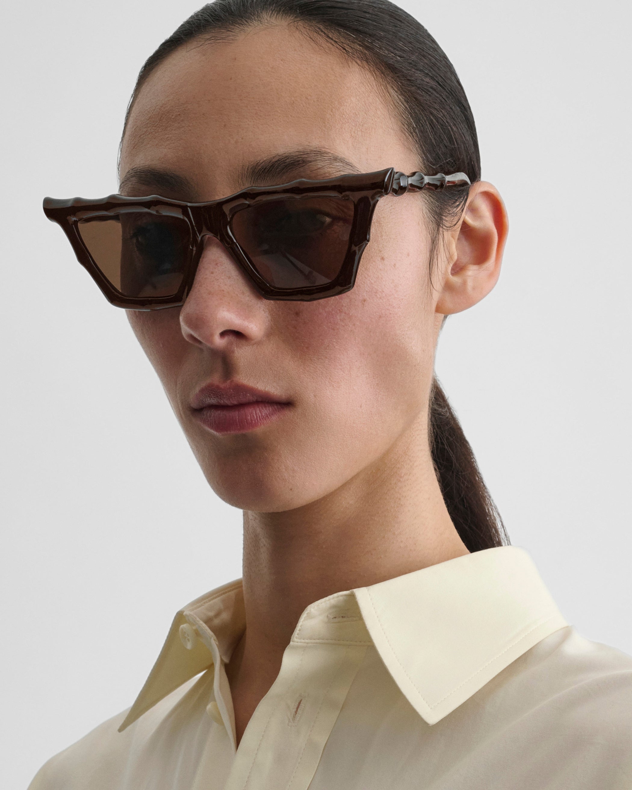 Front view of model wearing BAMBOO SUNGLASSES in dark brown rilsan