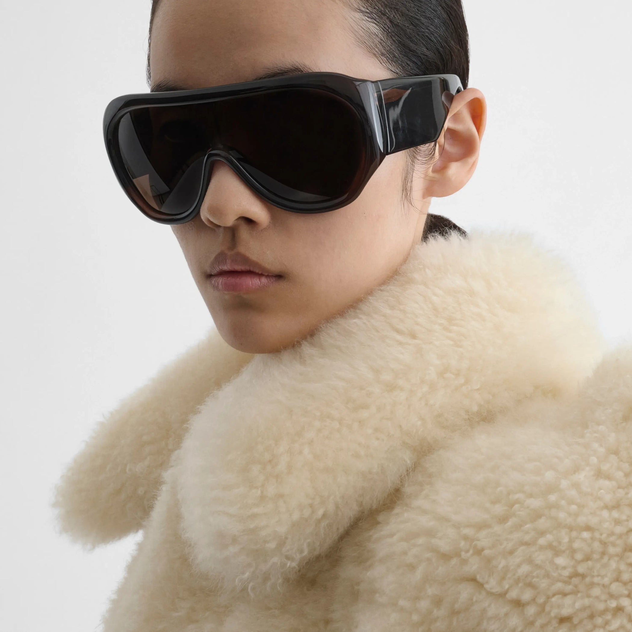 PHOEBE PHILOホワイトエナメルのメダリオンディッシュイヤリング PHOEBE PHILO | ACCESSORIES