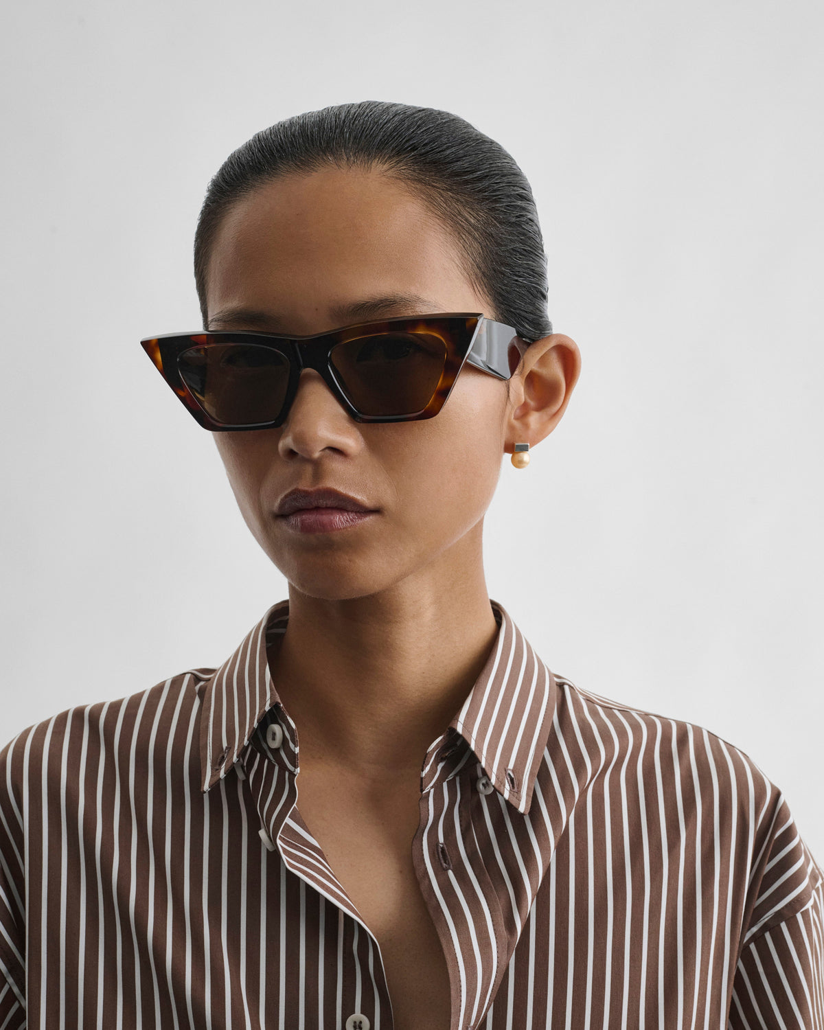 Front view of model wearing PEAK SUNGLASSES in cognac tortoiseshell acetate