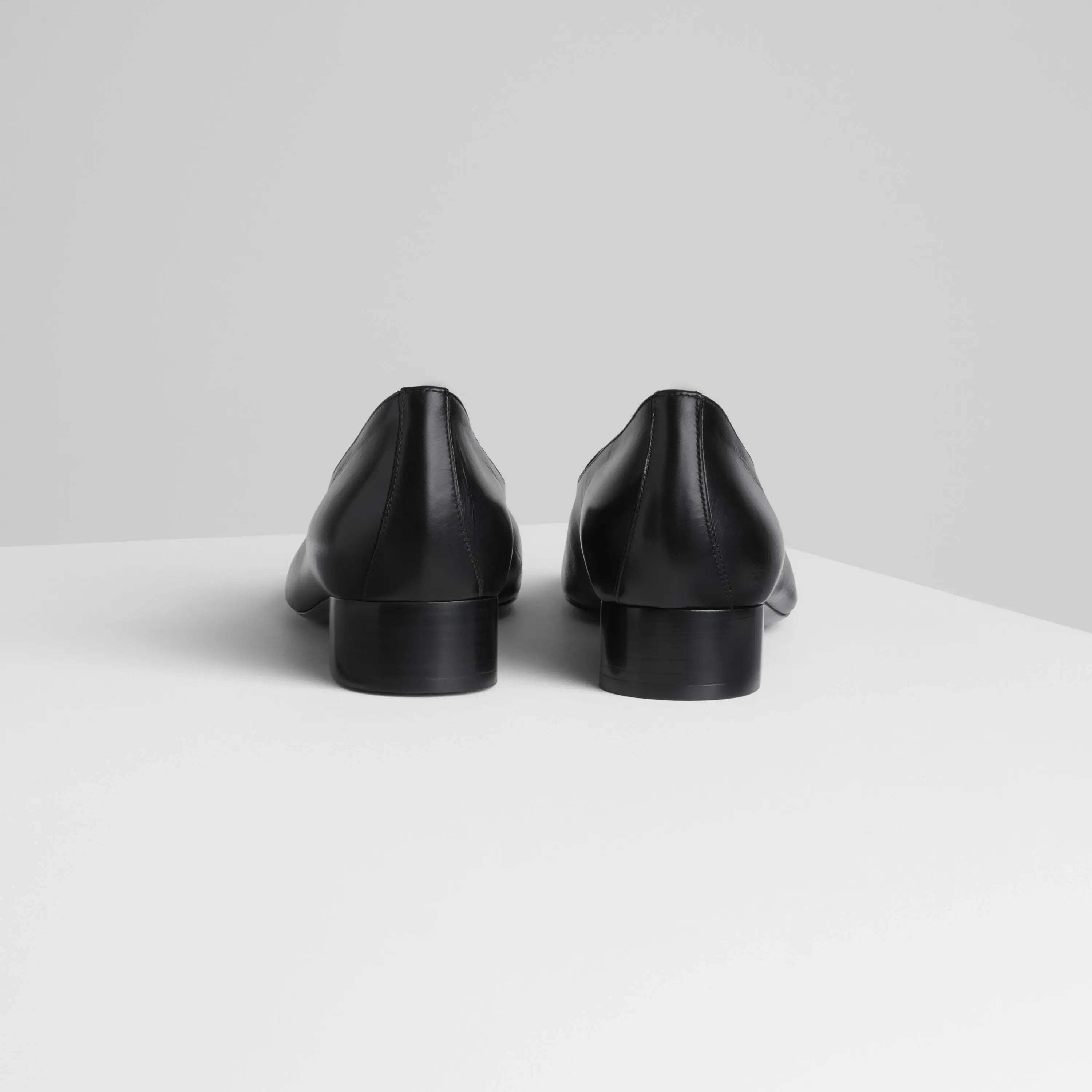 【柔らか素材で履きやすい】PHOEBE PHILO クラブスリッパ レザー PHOEBE PHILO | CLUB SLIPPER | BLACK SHINY LEATHER
