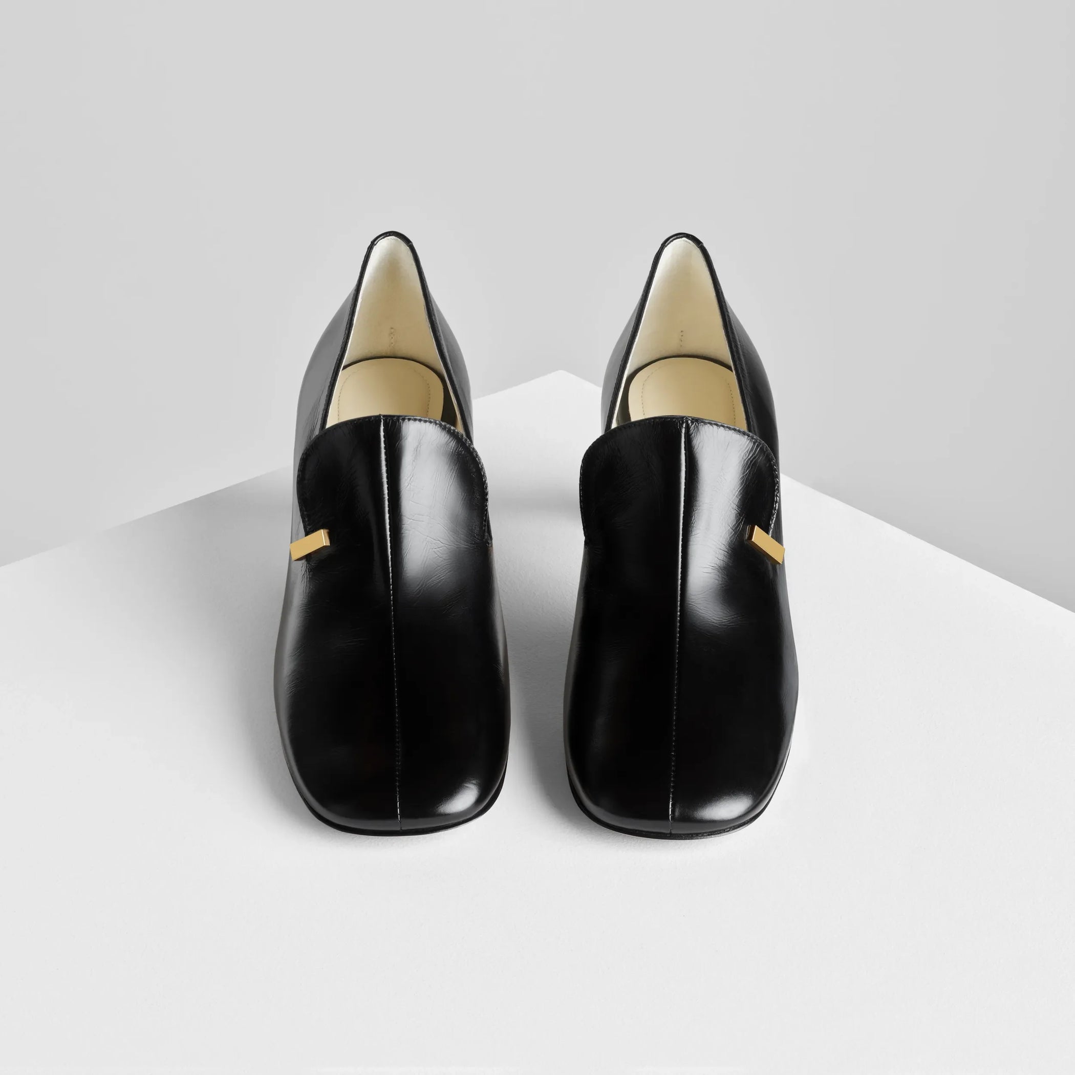 Front view of club loafer 60 in black leather.