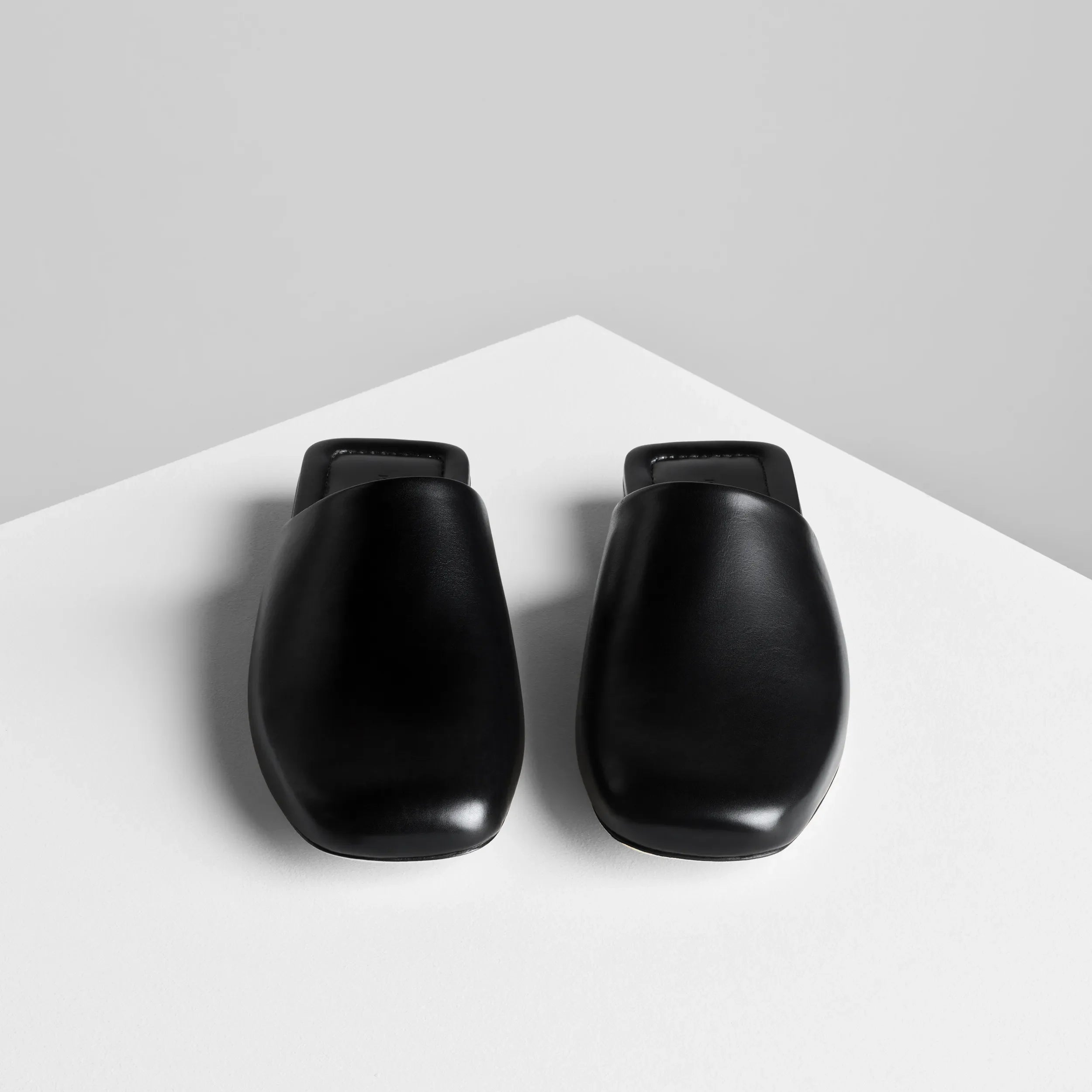 【スッと履けておしゃれ】PHOEBE PHILO ローブスライド サンダル PHOEBE PHILO | ROBE SLIDE | BLACK LEATHER