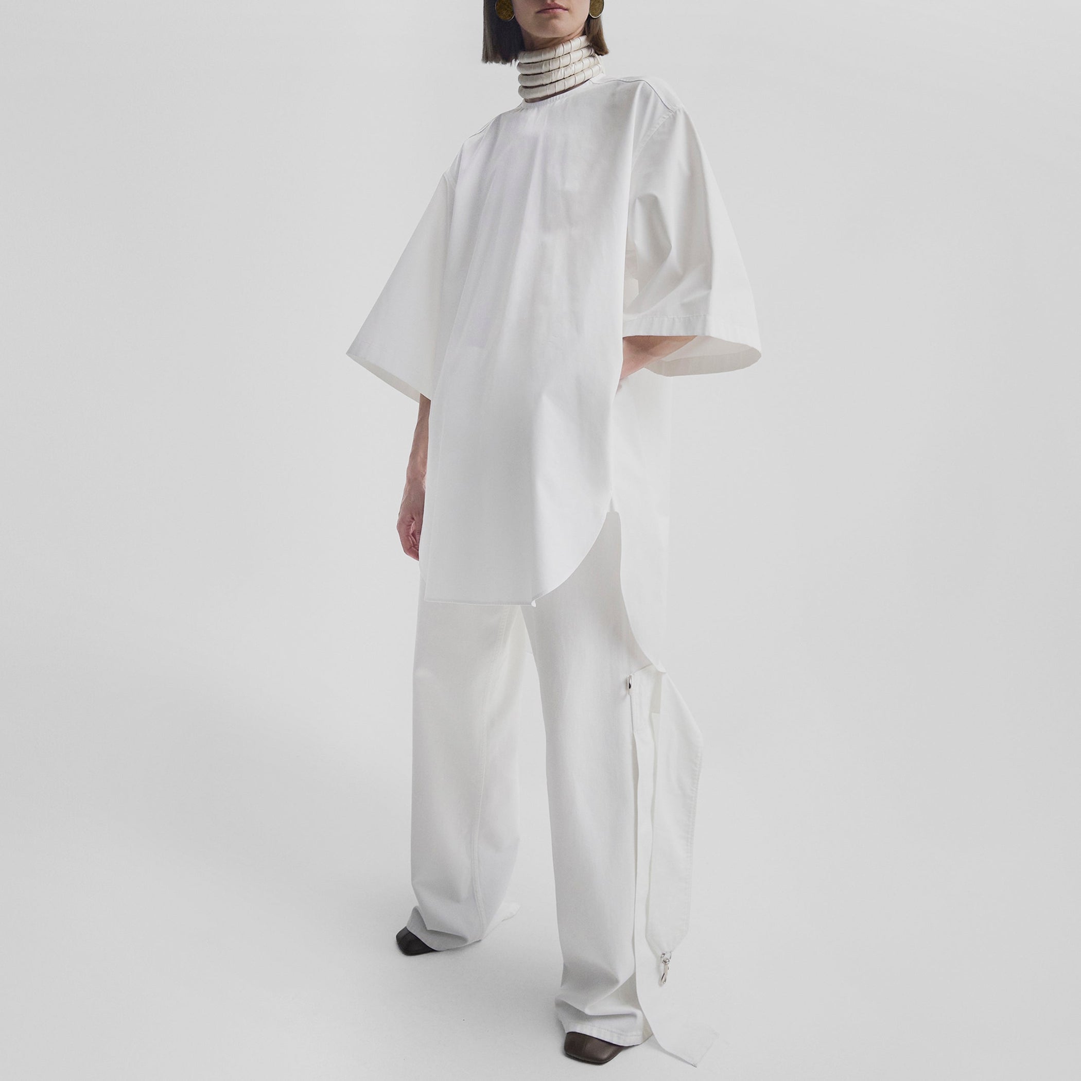 Front view of model wearing T-SHIRT in white cotton shirting