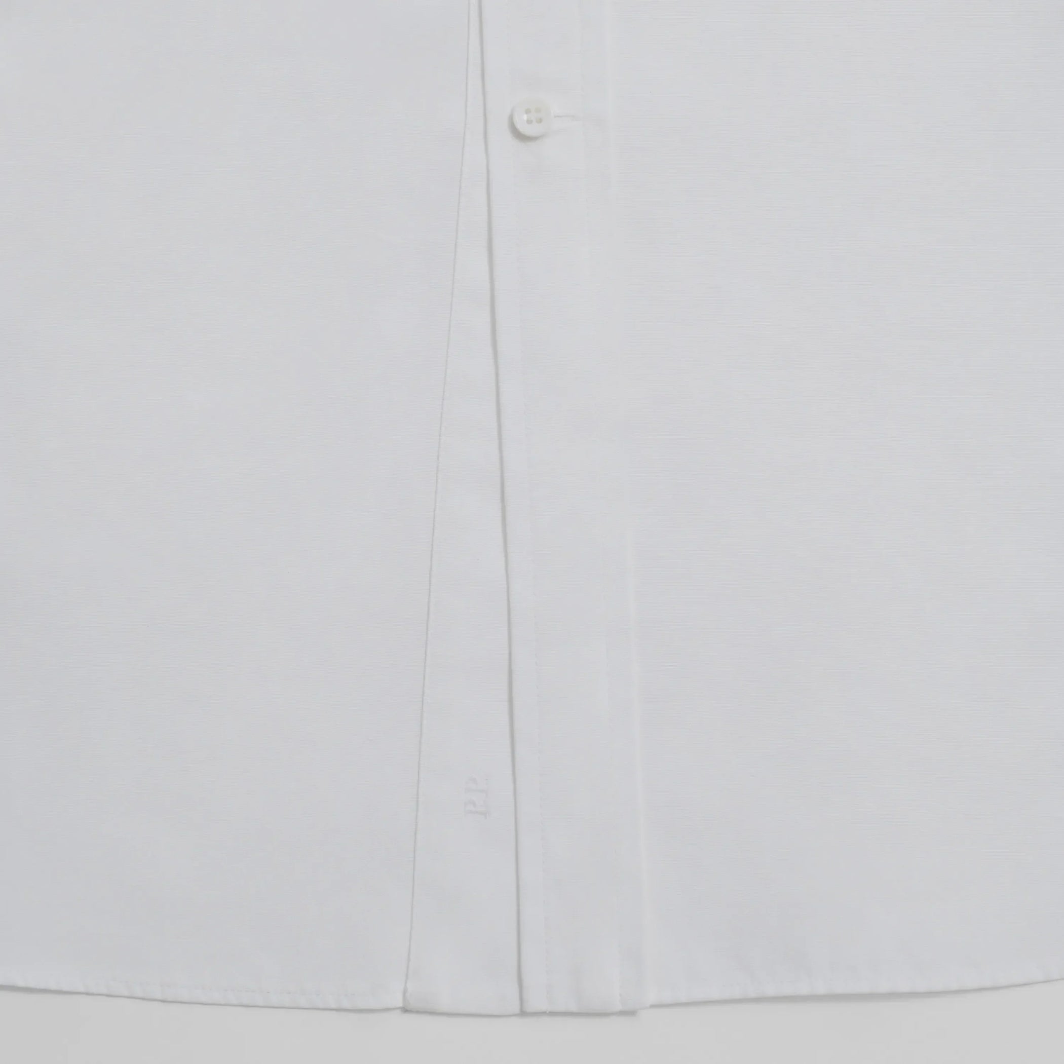 Button detail of T-SHIRT in white cotton shirting