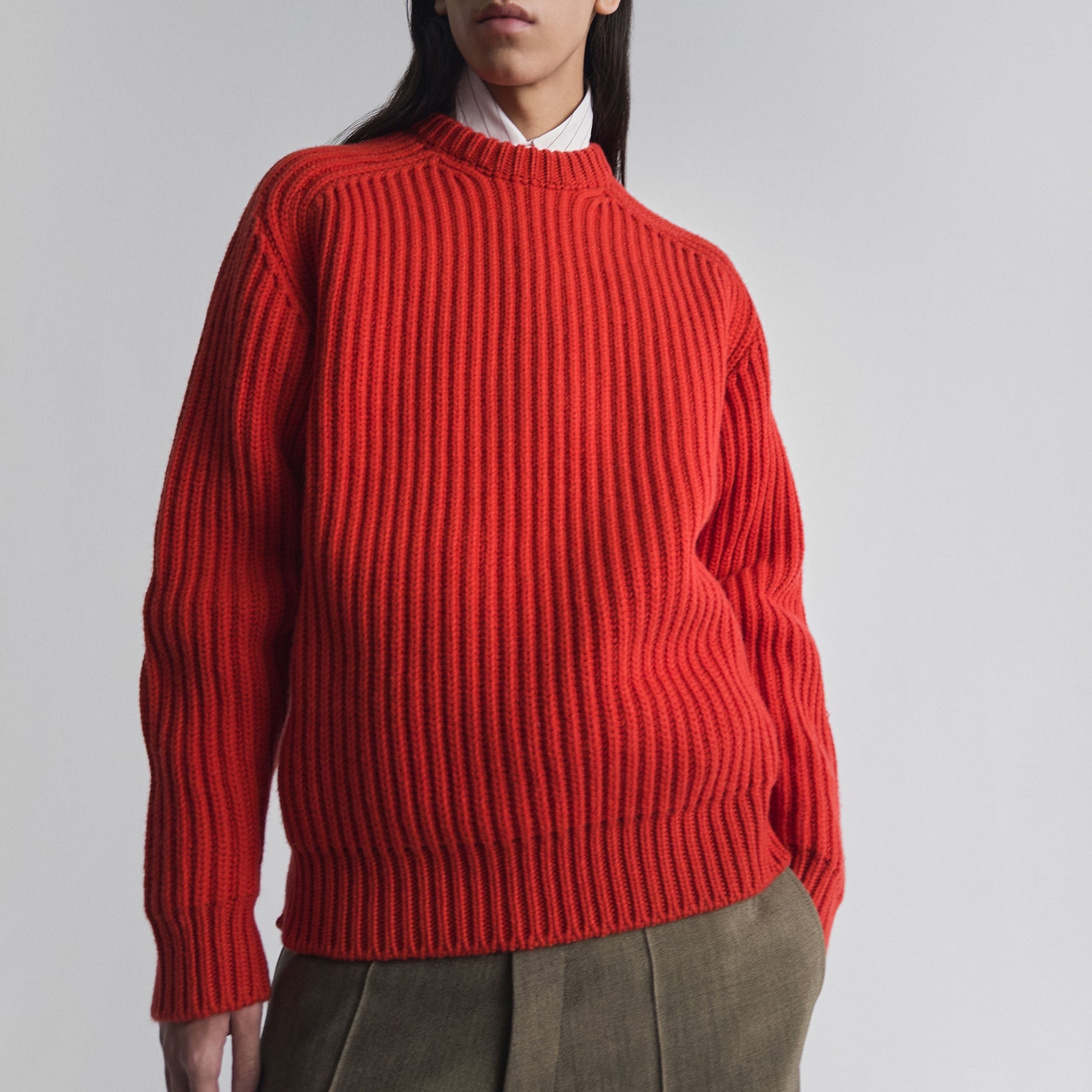 Front view of model wearing CREW-NECK JUMPER in bright red english rib cashmere