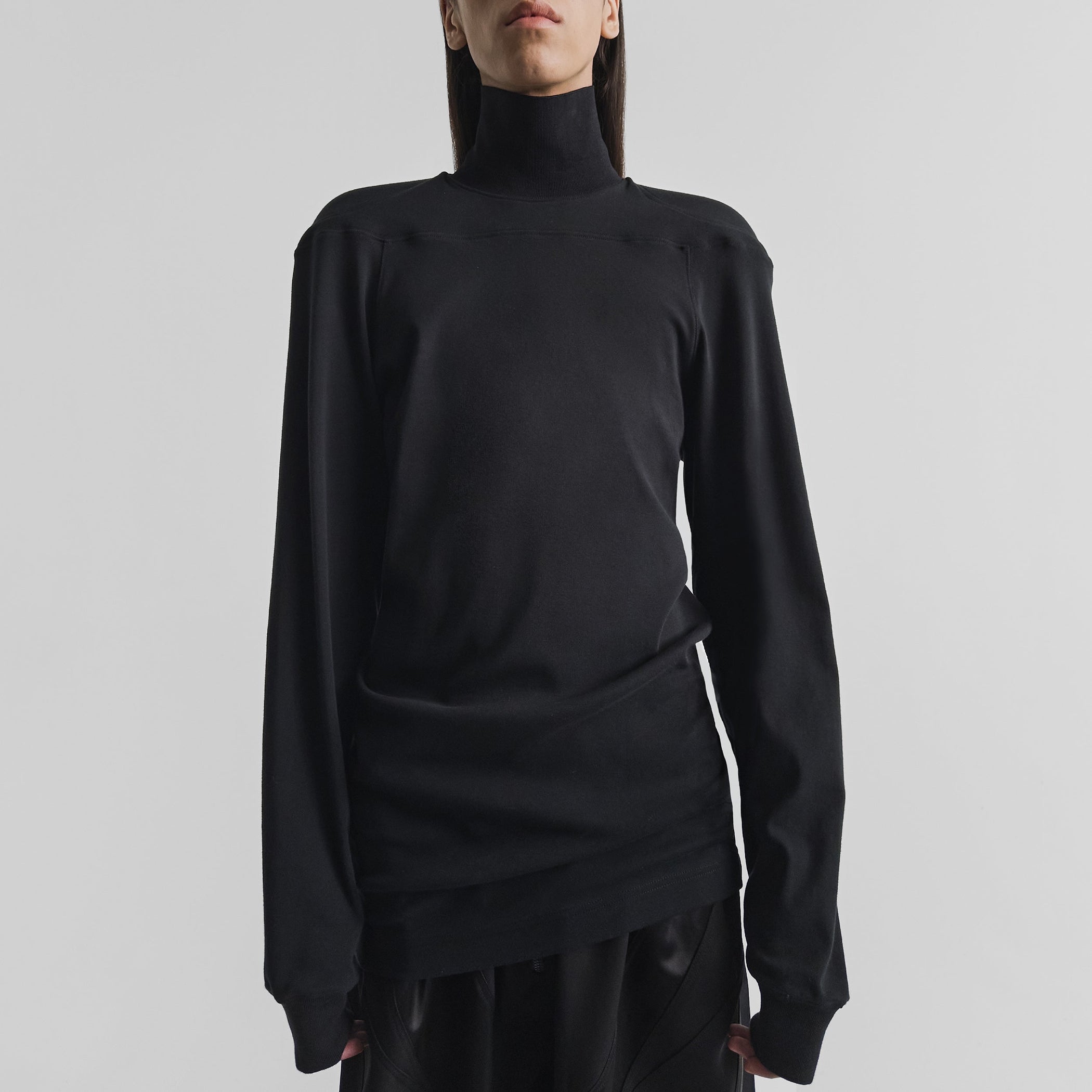 Front view of model wearing SCULPTED T-SHIRT in black cotton jersey