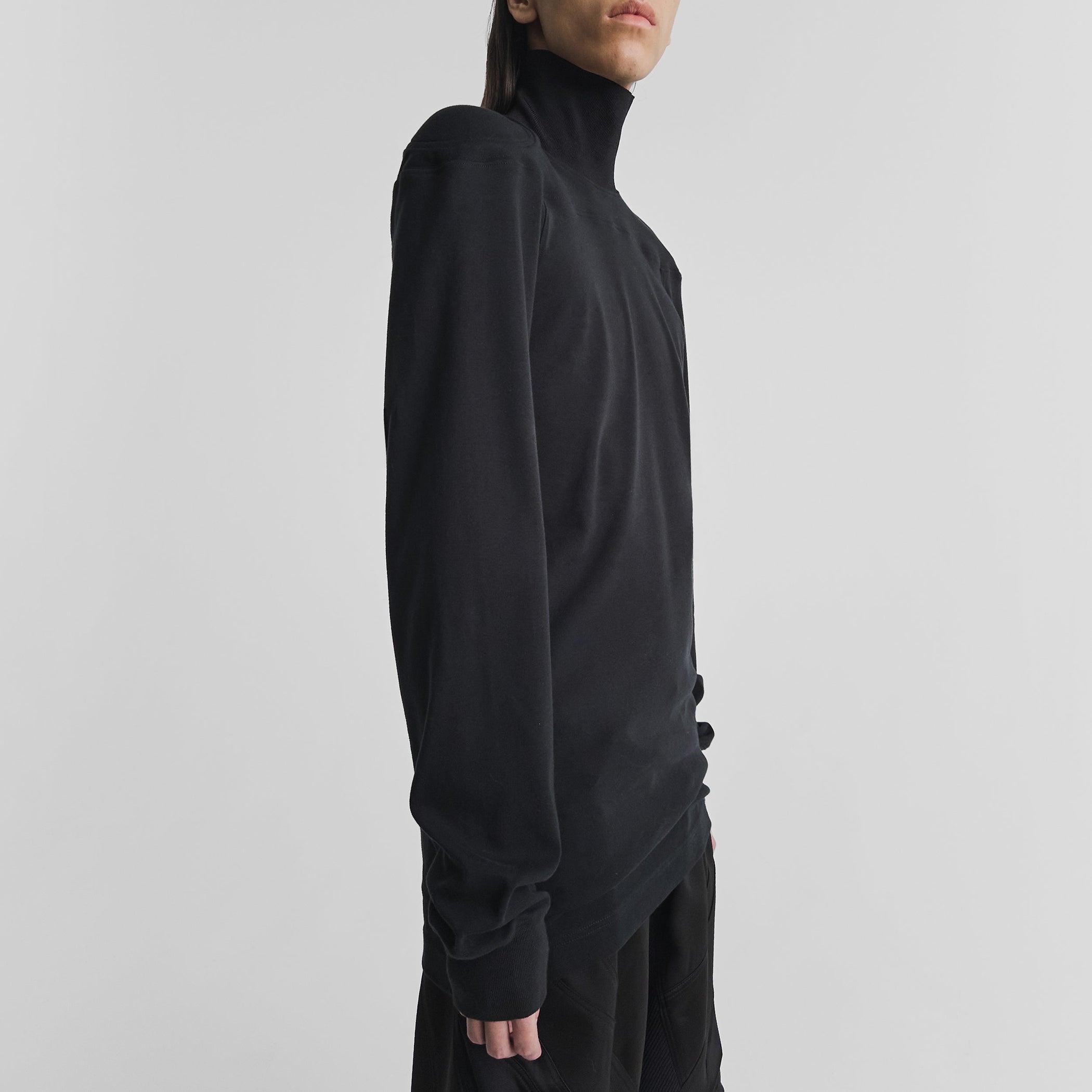 Side view of model wearing SCULPTED T-SHIRT in black cotton jersey