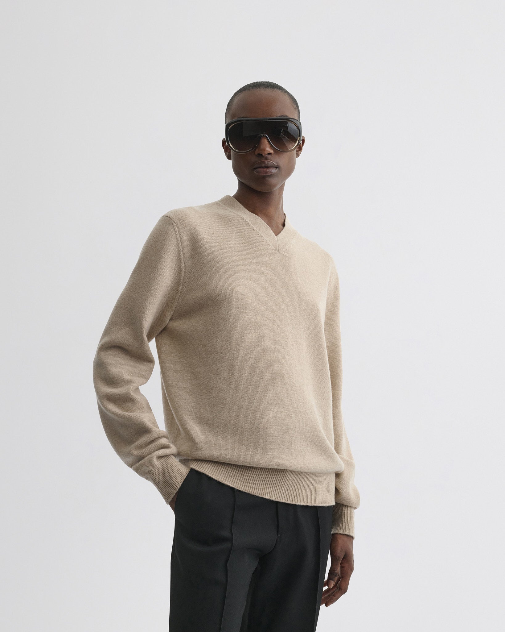 Front view of model wearing easy v-neck sweater in beige wool cashmer