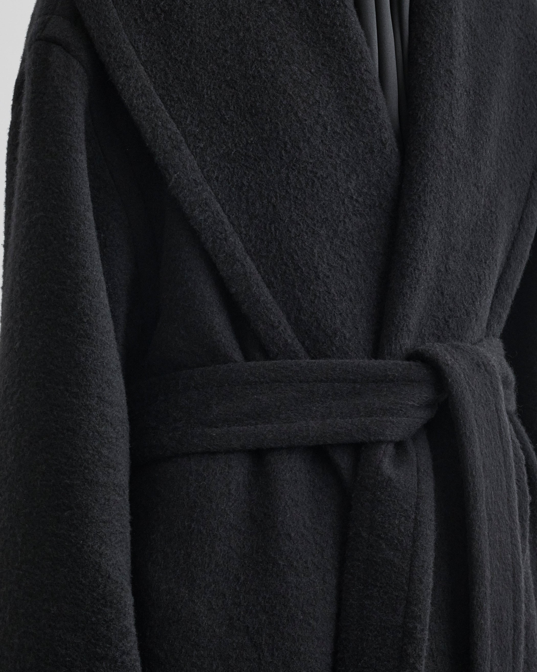 Close up detail view of ROBE COAT in black cashmere
