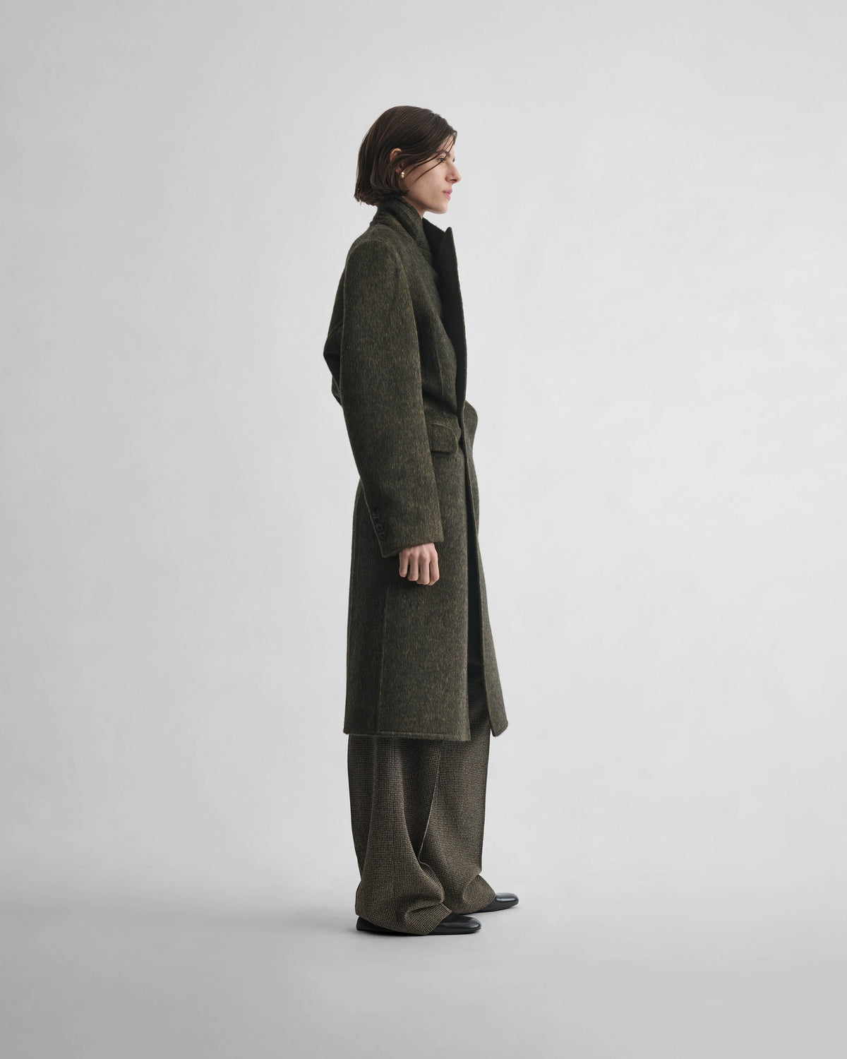 Side view of model wearing KINKED JACKET in anthracite wool