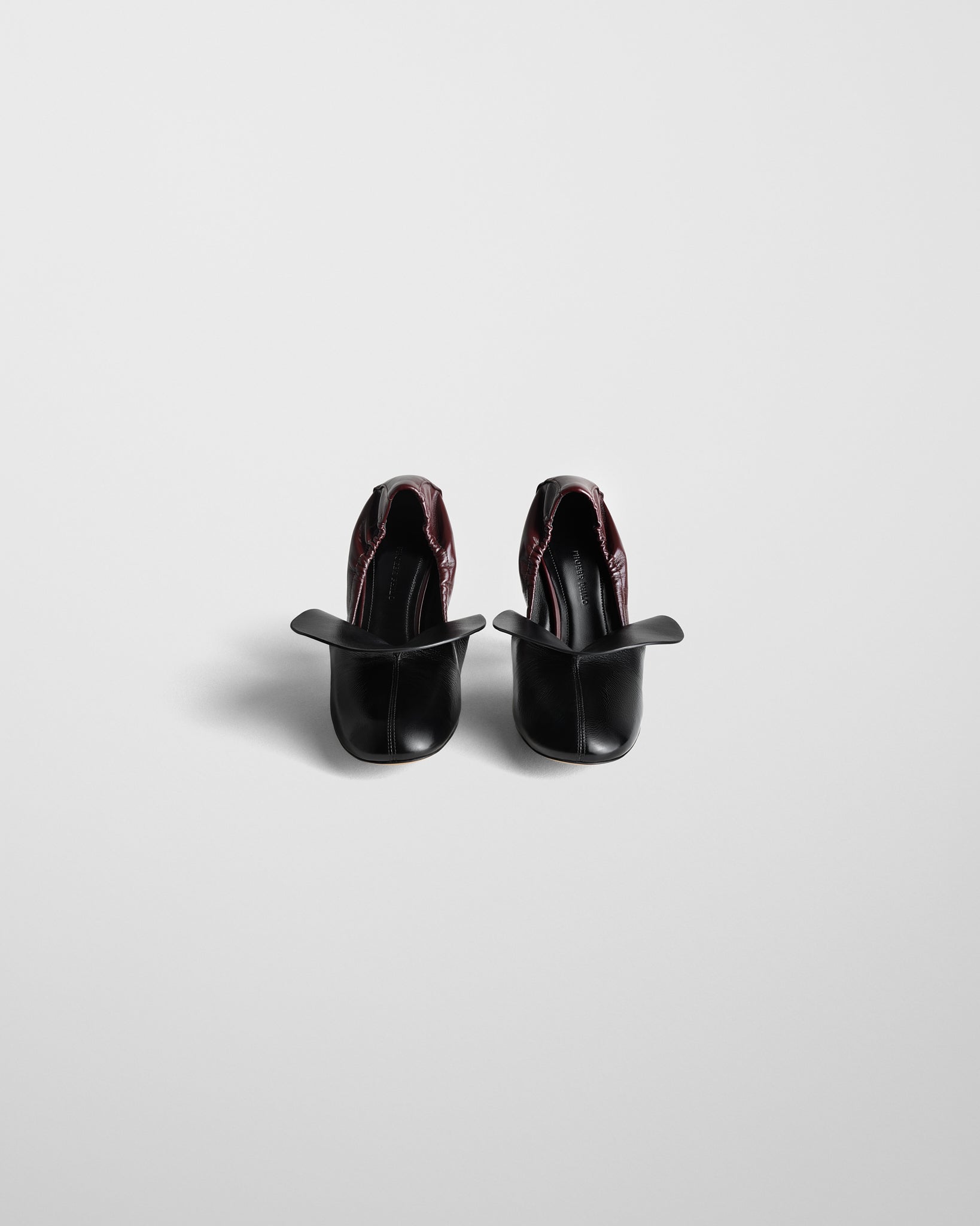 Front view of STOPPER PUMP 100 in oxblood and black leather