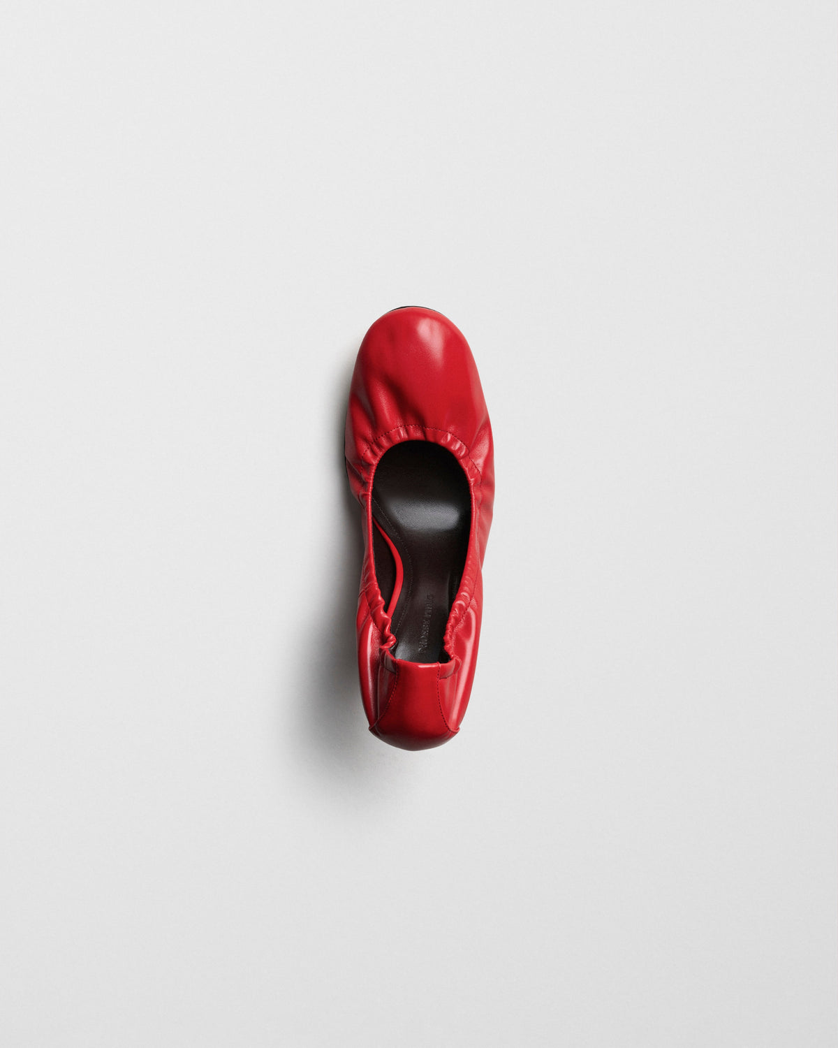 Top view of PUCKER PUMP 100 in bright red leather