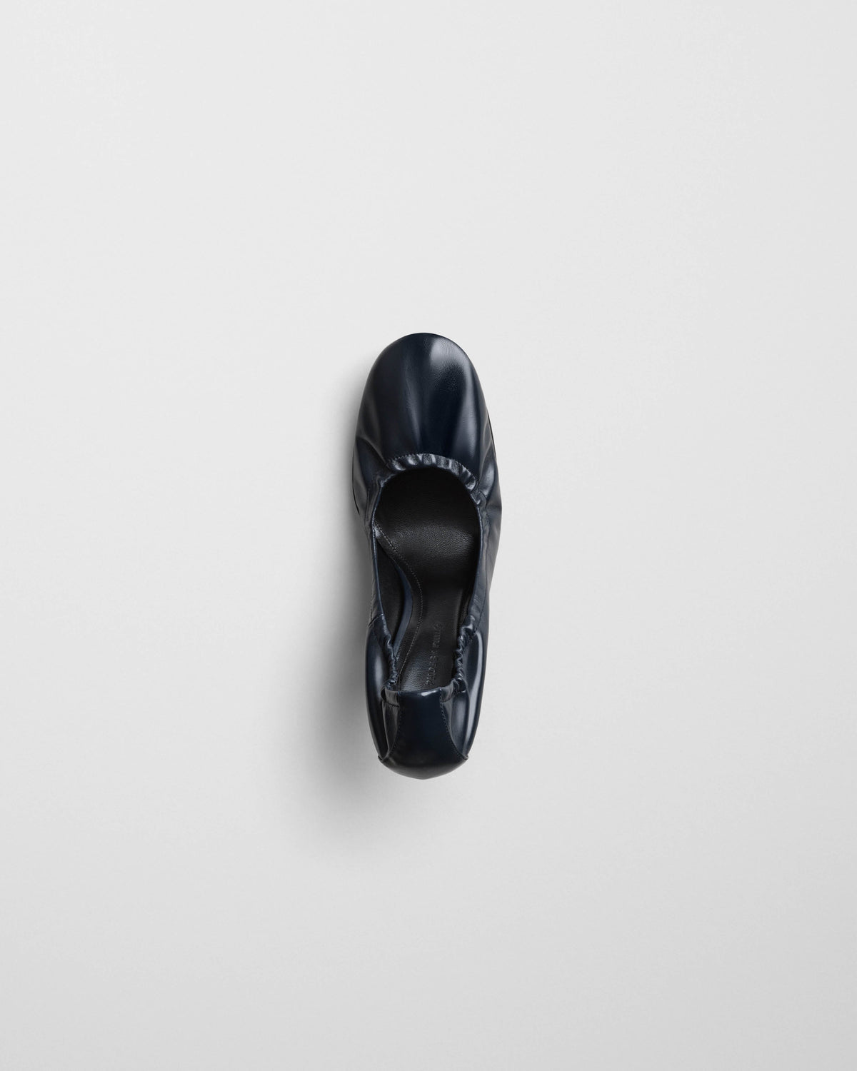 Top view of PUCKER PUMP 100 in dark navy leather