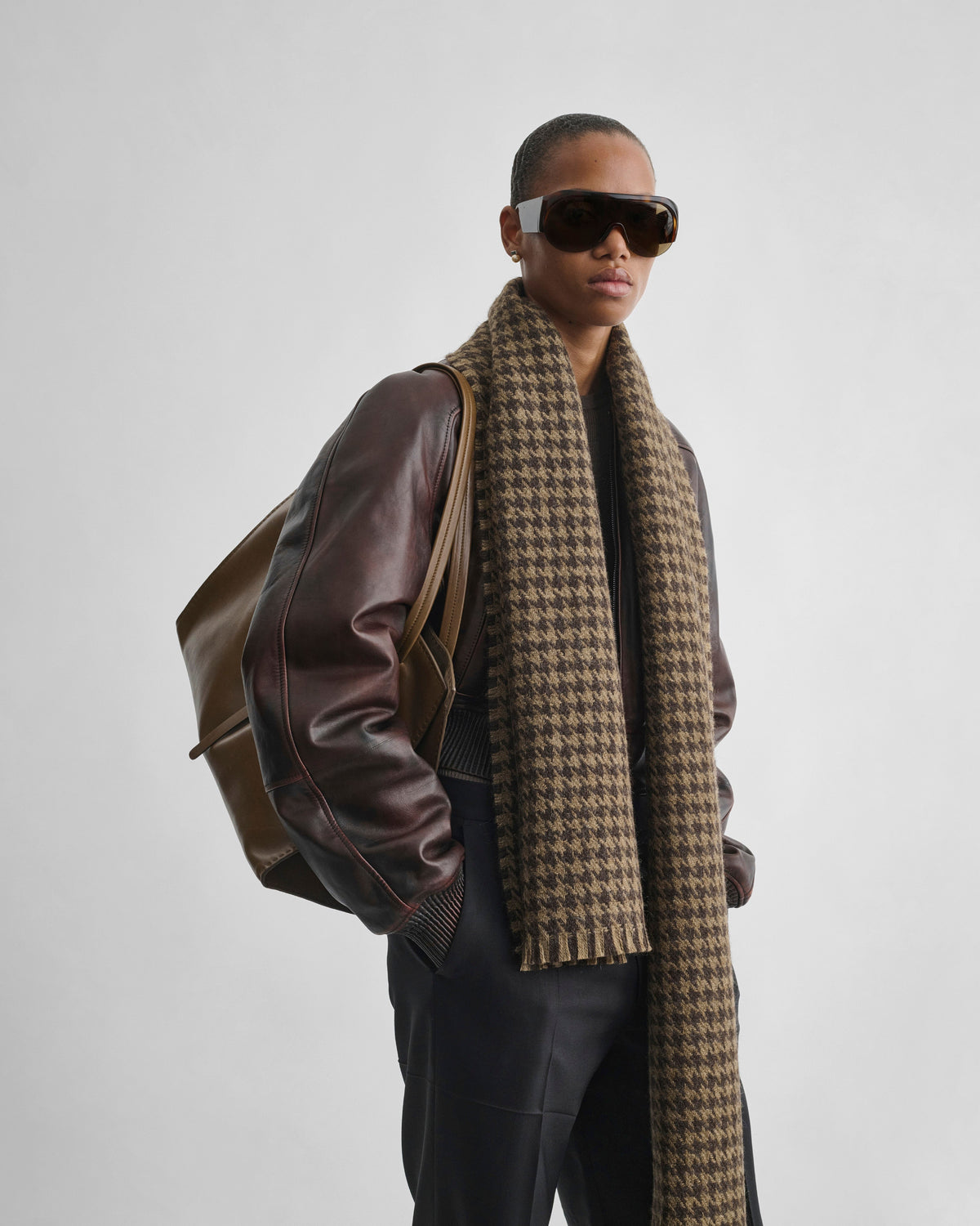 Front view of model wearing CHECK SCARF in brown/beige wool