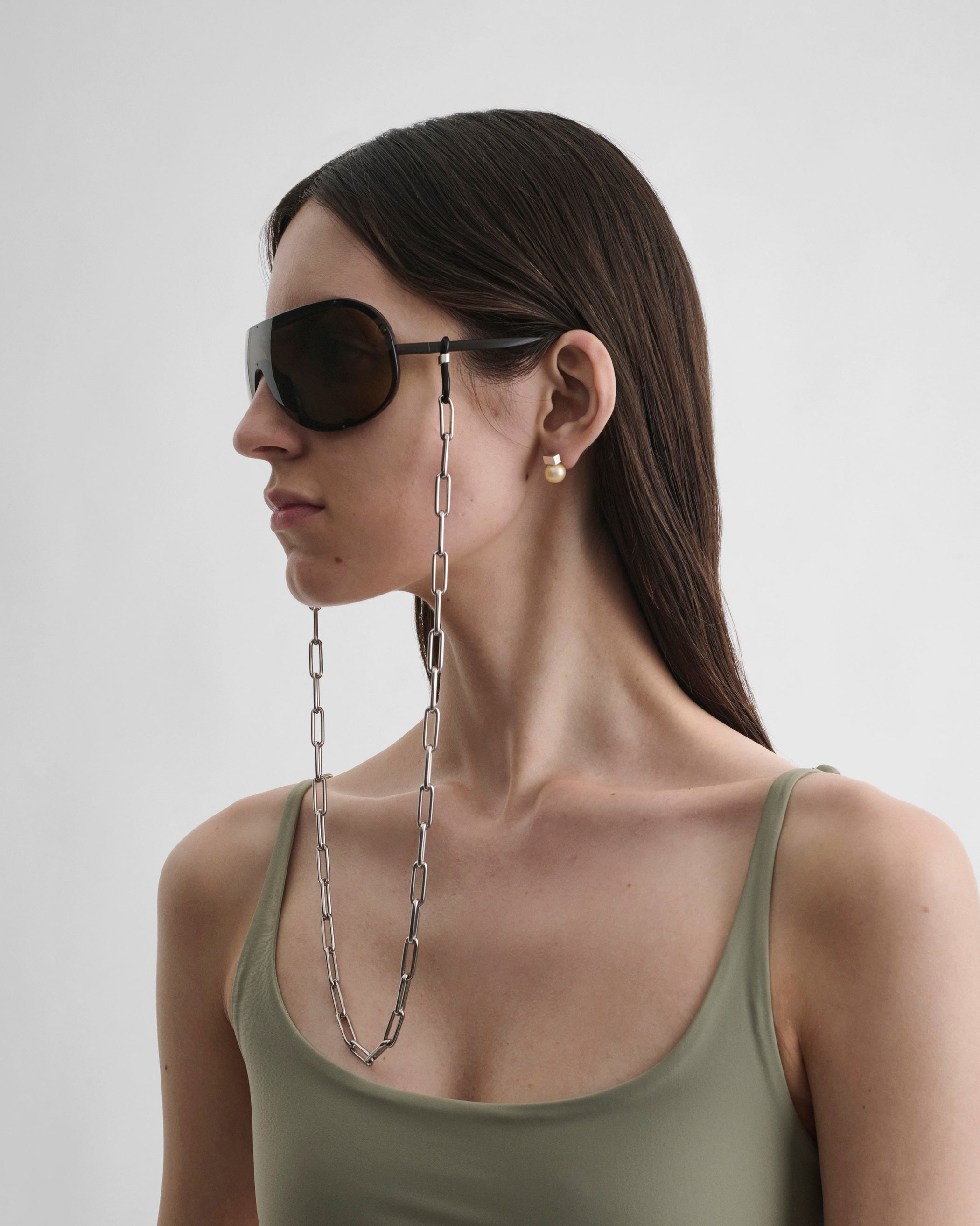 Side view of model wearing SUNGLASSES CHAIN in silver