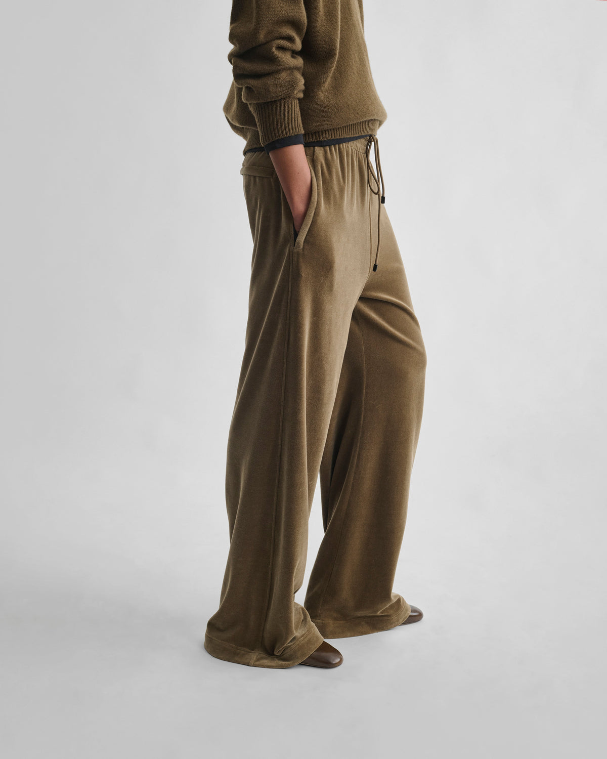 Side view of model wearing VELVETEEN JOGGERS in bronze velour