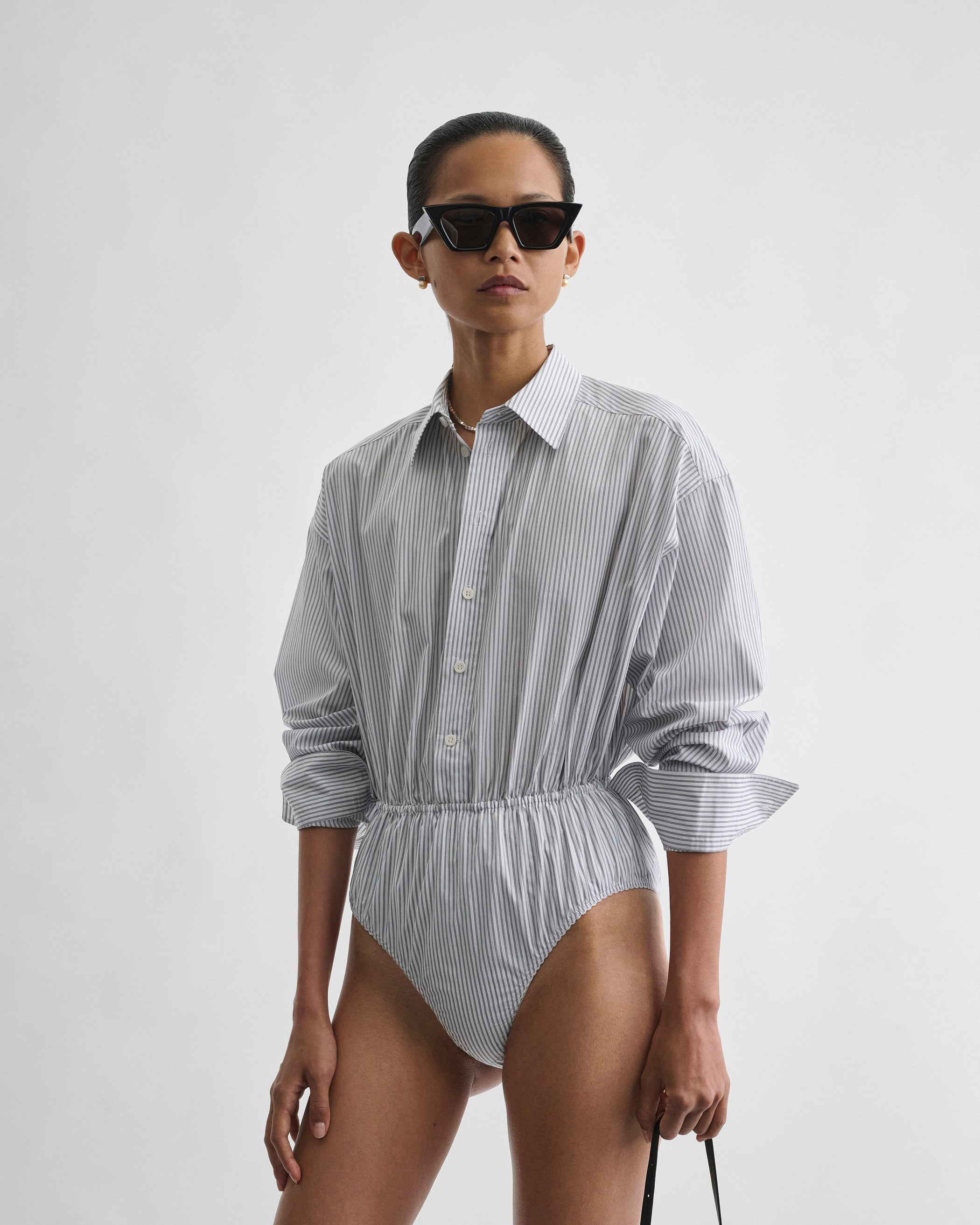 Front view of model wearing SHIRT BODY in dark grey/white cotton